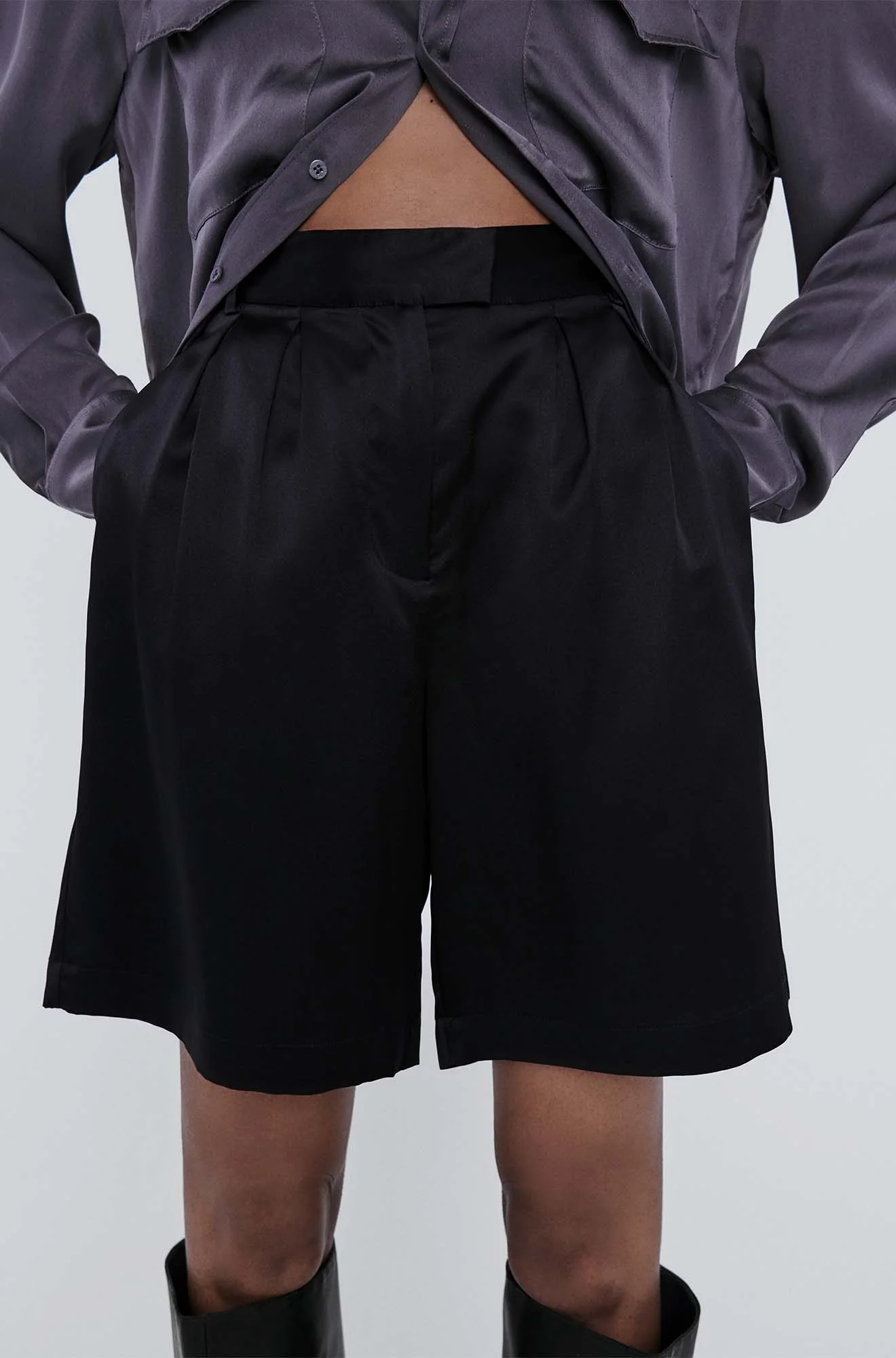 Double Pleated Shorts Black - Image 4