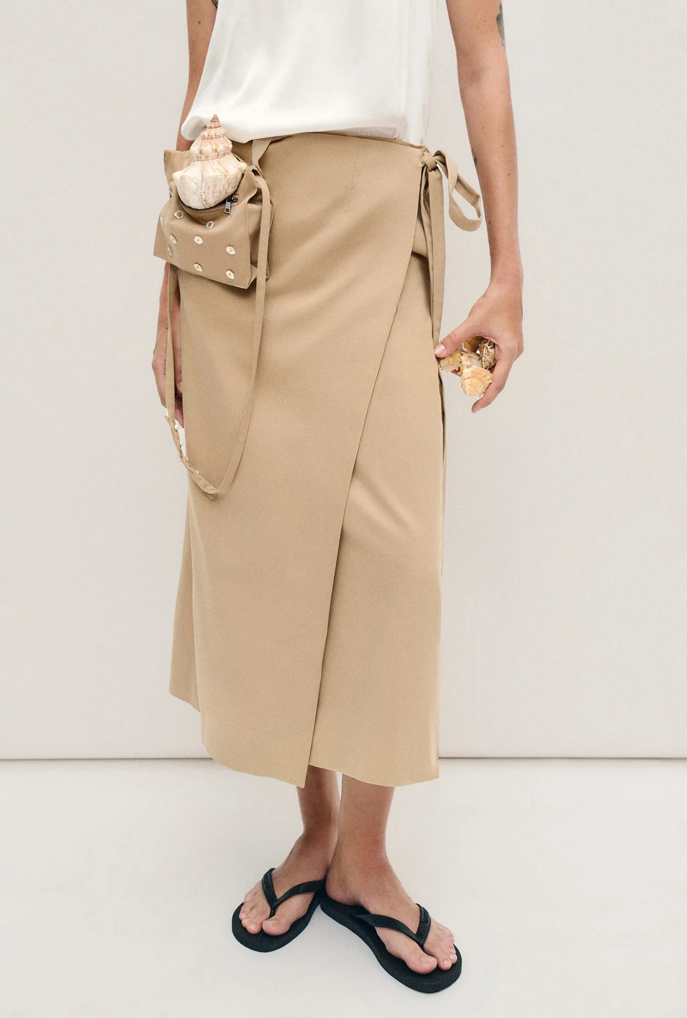 Pearl Shirt Cowrie - Image 3