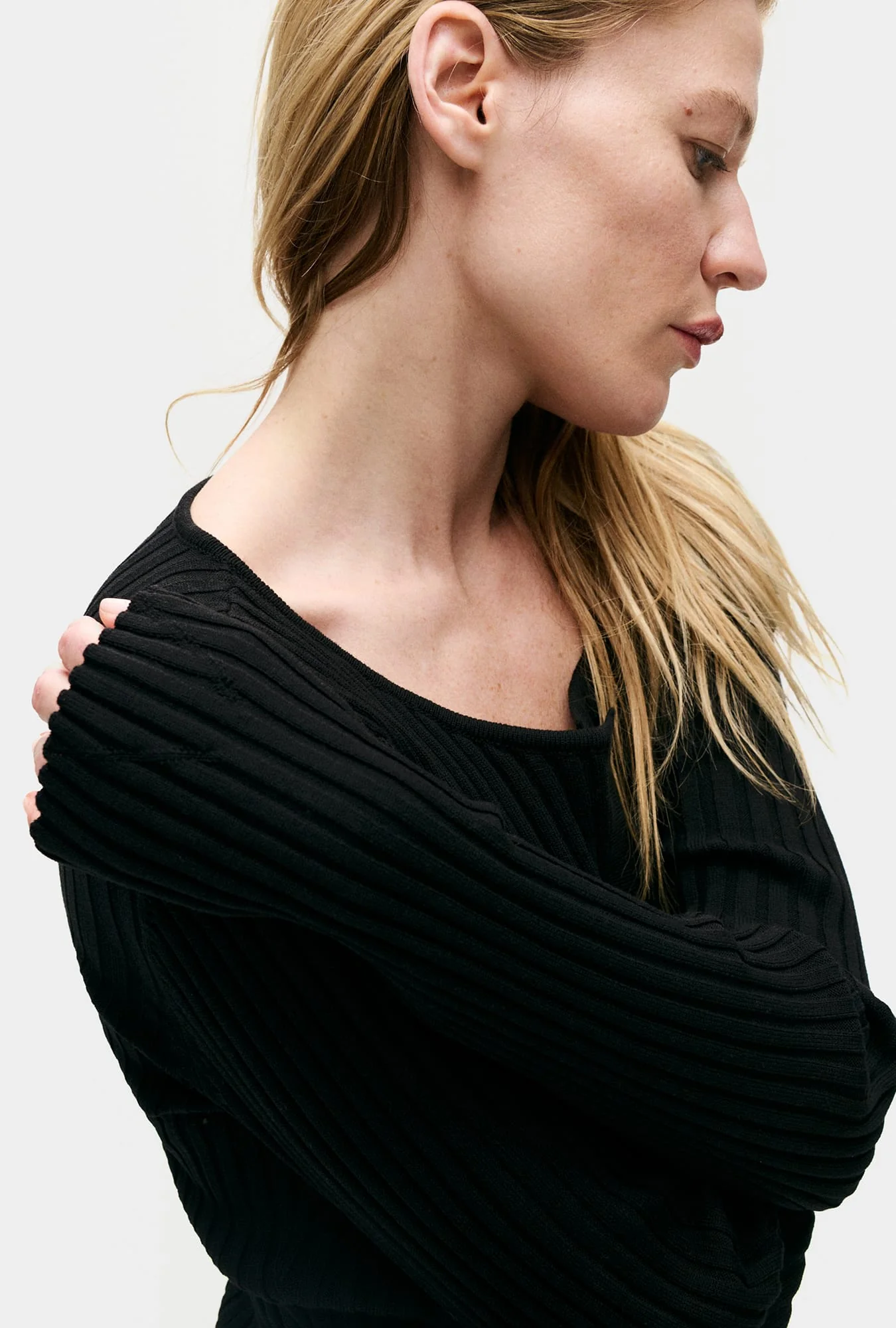 Ribbed Kia Cardigan Black - Image 4
